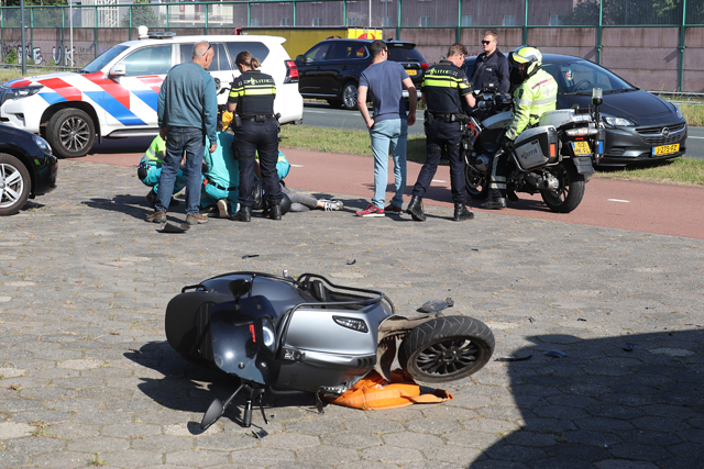 Automobilist botst op scooterrijder aan de Altenaweg Waalwijk