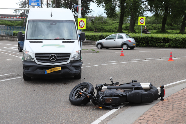 Motorrijder raakt gewond bij botsing met bestelbus op rotonde aan de Hertog Janstraat Waalwijk