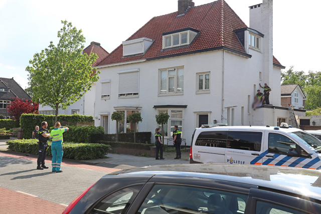 Hulpdiensten redden vrouw van dak naast woning aan de Meester van Coothstraat Waalwijk