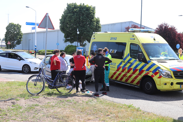 Vrouw botst met fiets tegen vrachtwagen aan de Pakketweg Waalwijk