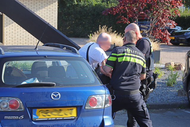 Worsteling tussen politie en burger aan de Van Andelstraat Waalwijk