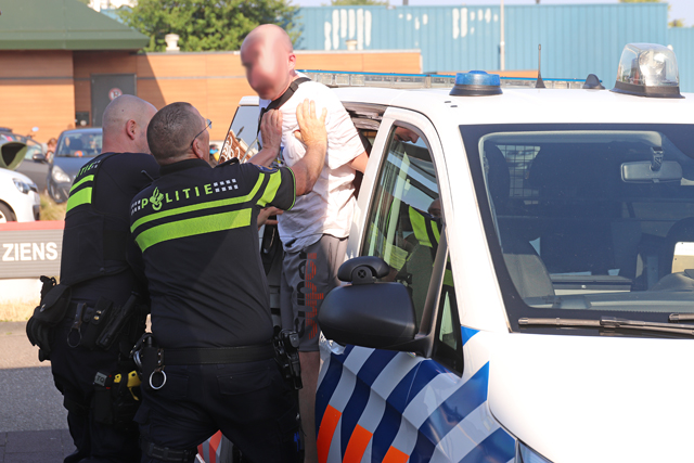Worsteling tussen politie en burger aan de Van Andelstraat Waalwijk