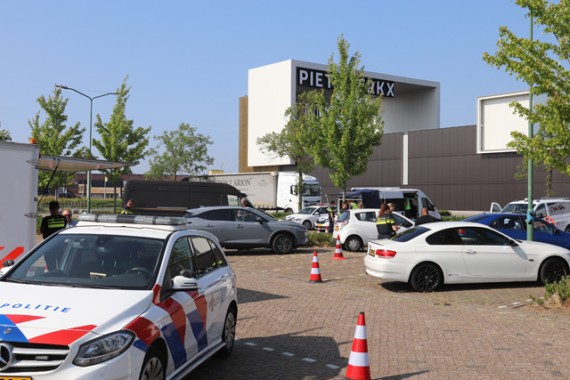 Grote controle politie en Belastingdienst bij parkeerplaats Piet Klerkx Waalwijk