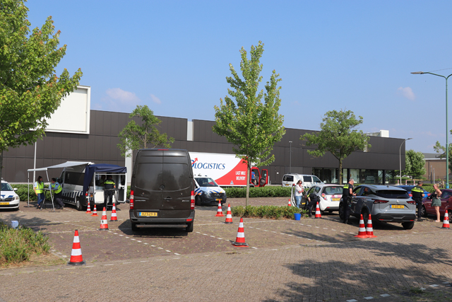 Grote controle politie en Belastingdienst bij parkeerplaats Piet Klerkx Waalwijk