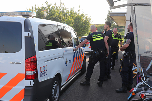 Worsteling tussen politie en burger aan de Van Andelstraat Waalwijk