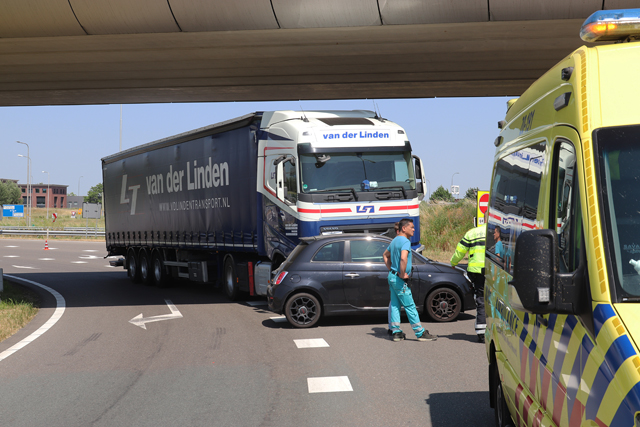 Botsing tussen vrachtwagen en auto bij afslag A59 (Maasroute) Waalwijk