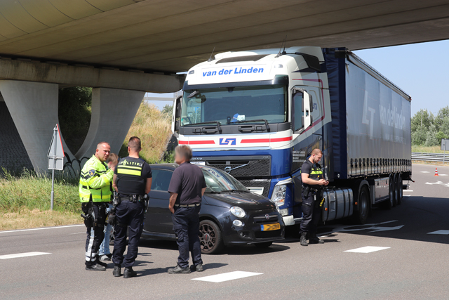 Botsing tussen vrachtwagen en auto bij afslag A59 (Maasroute) Waalwijk