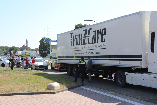 Vrouw botst met fiets tegen vrachtwagen aan de Pakketweg Waalwijk