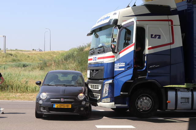 Botsing tussen vrachtwagen en auto bij afslag A59 (Maasroute) Waalwijk