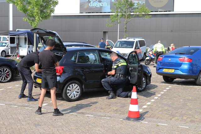 Grote controle politie en Belastingdienst bij parkeerplaats Piet Klerkx Waalwijk