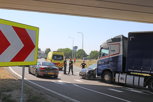 Botsing tussen vrachtwagen en auto bij afslag A59 (Maasroute) Waalwijk