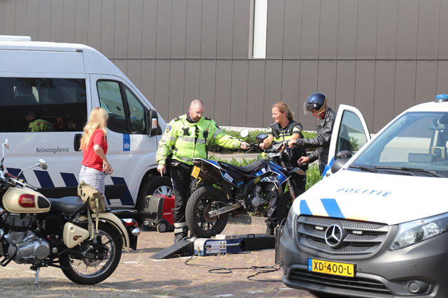 Grote controle politie en Belastingdienst bij parkeerplaats Piet Klerkx Waalwijk