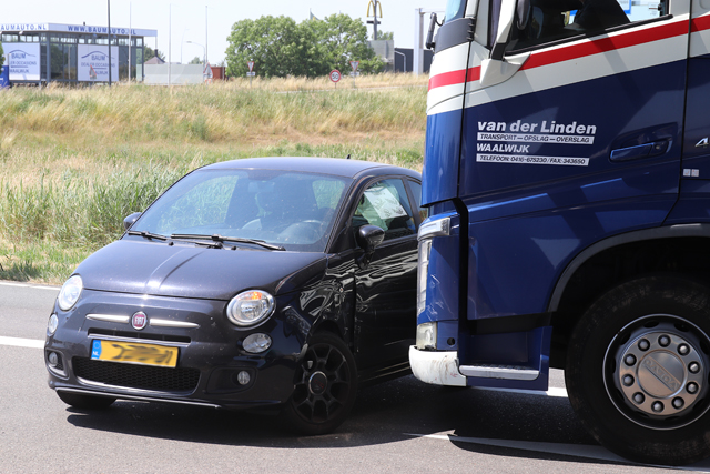 Botsing tussen vrachtwagen en auto bij afslag A59 (Maasroute) Waalwijk