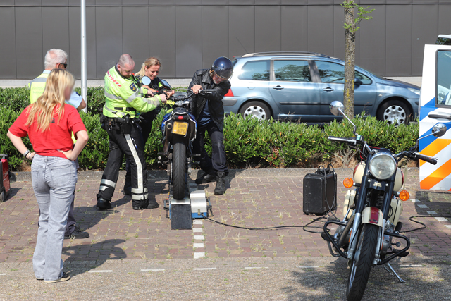 Grote controle politie en Belastingdienst bij parkeerplaats Piet Klerkx Waalwijk