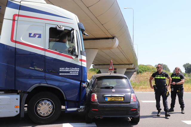 Botsing tussen vrachtwagen en auto bij afslag A59 (Maasroute) Waalwijk