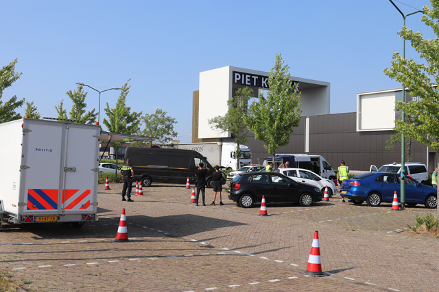 Grote controle politie en Belastingdienst bij parkeerplaats Piet Klerkx Waalwijk