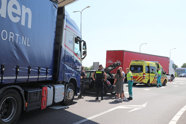 Botsing tussen vrachtwagen en auto bij afslag A59 (Maasroute) Waalwijk