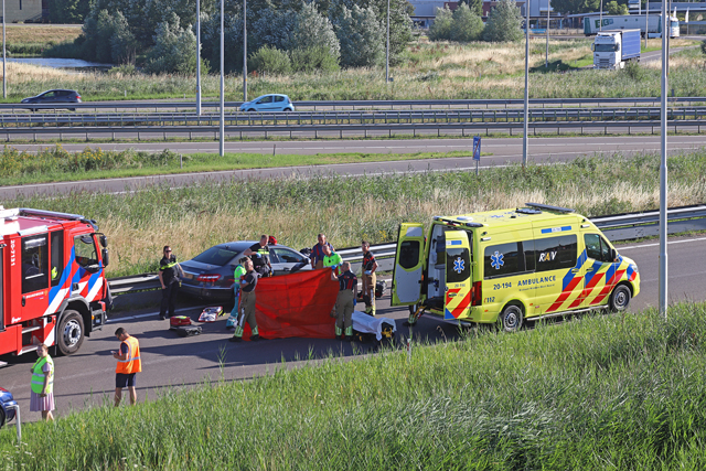 Bestuurder wordt onwel en botst tegen vangrail aan op de A59 (Maasroute) Waalwijk
