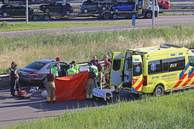 Bestuurder wordt onwel en botst tegen vangrail aan op de A59 (Maasroute) Waalwijk