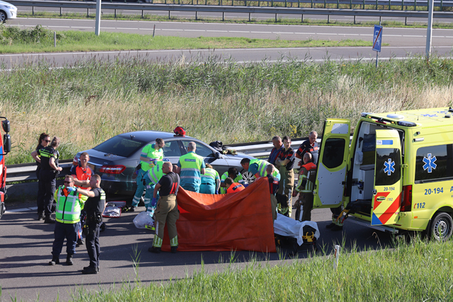 Bestuurder wordt onwel en botst tegen vangrail aan op de A59 (Maasroute) Waalwijk