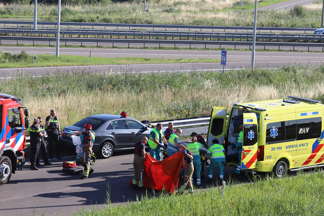 Bestuurder wordt onwel en botst tegen vangrail aan op de A59 (Maasroute) Waalwijk