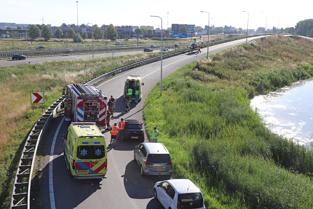 Bestuurder wordt onwel en botst tegen vangrail aan op de A59 (Maasroute) Waalwijk