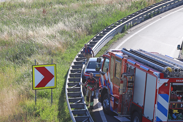 Bestuurder wordt onwel en botst tegen vangrail aan op de A59 (Maasroute) Waalwijk