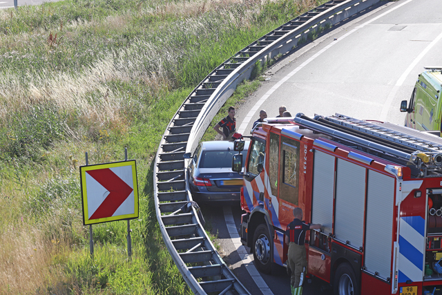 Bestuurder wordt onwel en botst tegen vangrail aan op de A59 (Maasroute) Waalwijk