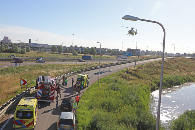 Bestuurder wordt onwel en botst tegen vangrail aan op de A59 (Maasroute) Waalwijk