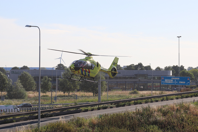 Bestuurder wordt onwel en botst tegen vangrail aan op de A59 (Maasroute) Waalwijk