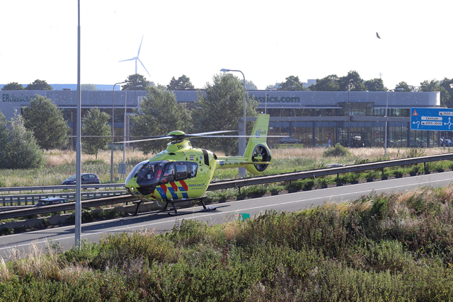 Bestuurder wordt onwel en botst tegen vangrail aan op de A59 (Maasroute) Waalwijk