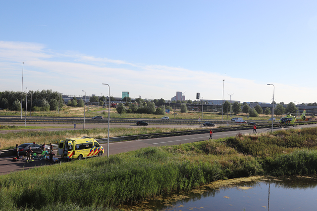 Bestuurder wordt onwel en botst tegen vangrail aan op de A59 (Maasroute) Waalwijk
