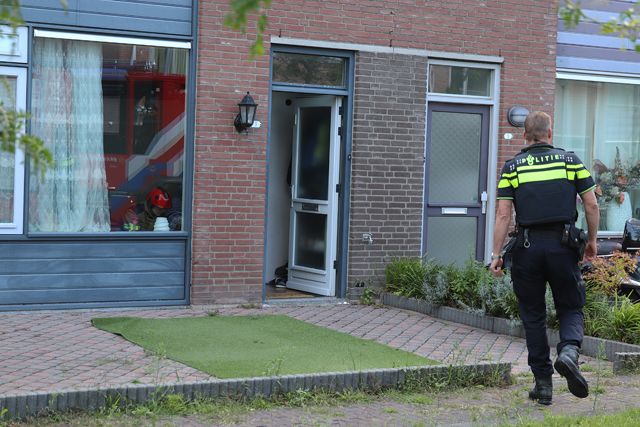 Kindje zit bekneld tussen verwarmingsbuizen aan de Aubertstraat Waalwijk