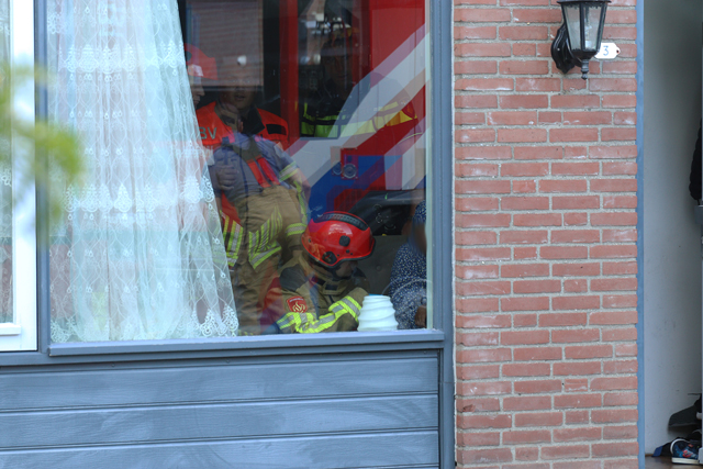 Kindje zit bekneld tussen verwarmingsbuizen aan de Aubertstraat Waalwijk