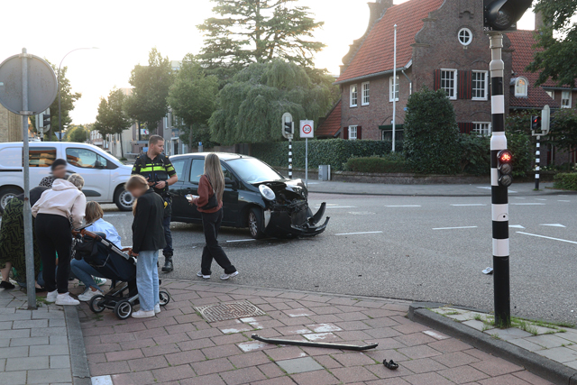 Automobiliste botst met auto tegen bus van Arriva aan de Wilhelminastraat Waalwijk