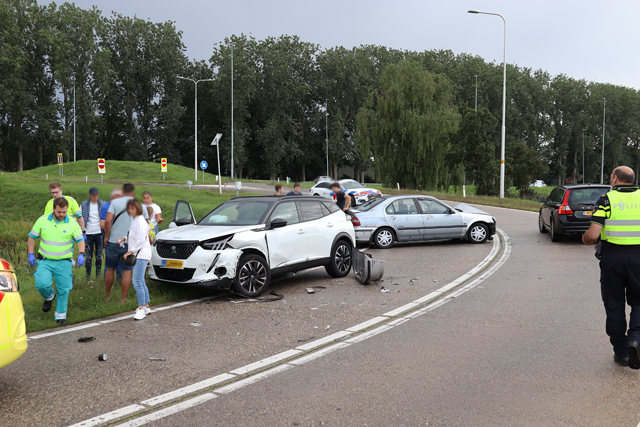 Twee auto’s botsen op elkaar bij Waalwijk-Oost