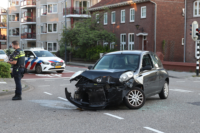 Automobiliste botst met auto tegen bus van Arriva aan de Wilhelminastraat Waalwijk