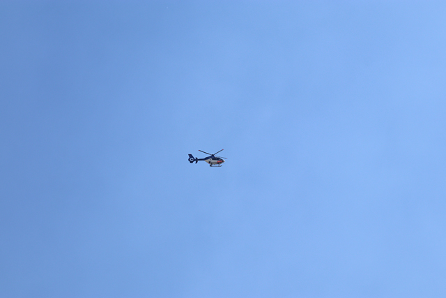 Politiehelikopter cirkelt rondjes boven de Industrieweg Waalwijk