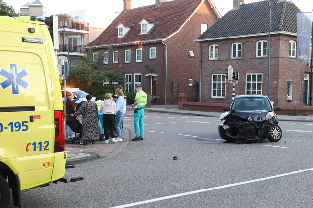 Automobiliste botst met auto tegen bus van Arriva aan de Wilhelminastraat Waalwijk