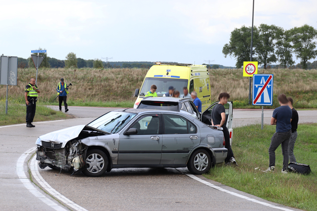 Twee auto’s botsen op elkaar bij Waalwijk-Oost