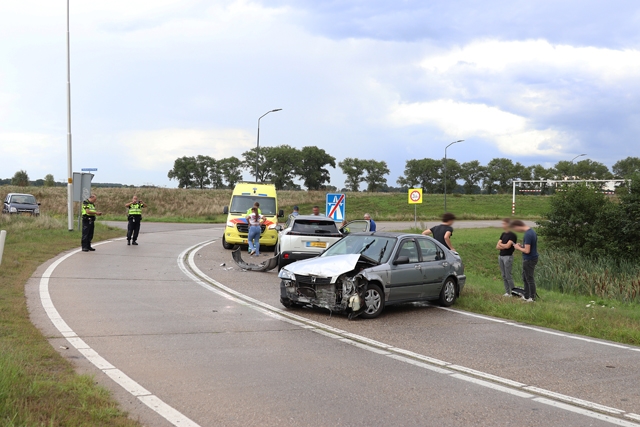 Twee auto’s botsen op elkaar bij Waalwijk-Oost
