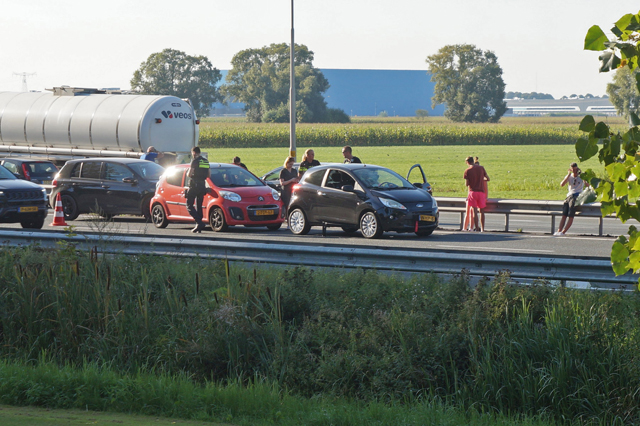 Meerdere auto’s botsen op elkaar op de A59 (Maasroute) Waalwijk