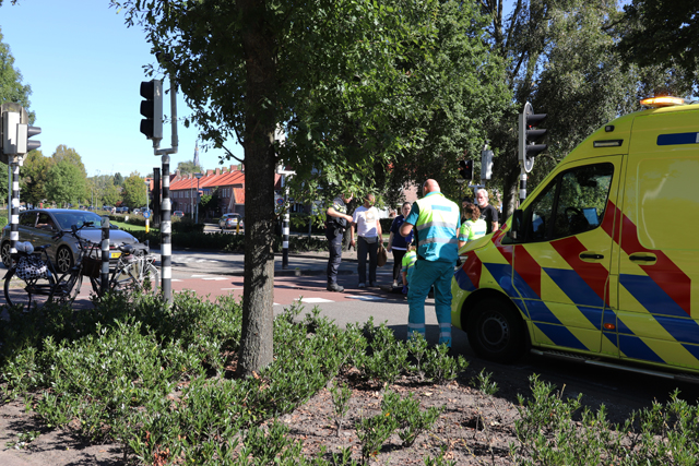 Vrouw raakt gewond bij botsing met auto aan de Akkerlaan Waalwijk