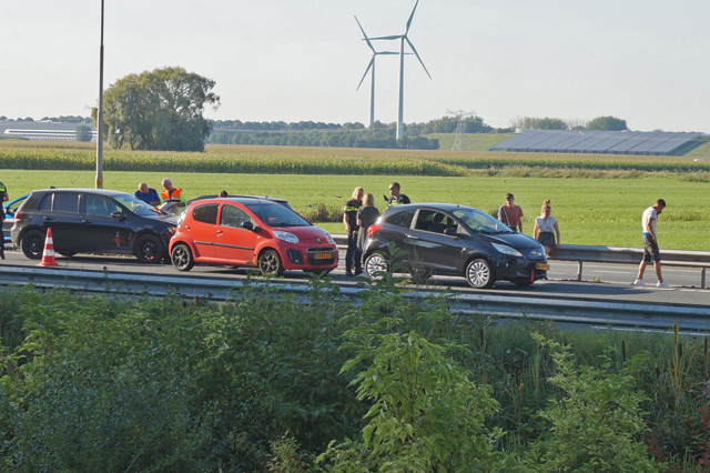 Meerdere auto’s botsen op elkaar op de A59 (Maasroute) Waalwijk