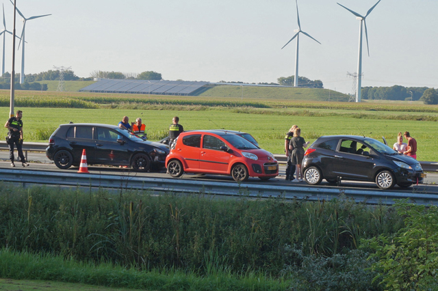 Meerdere auto’s botsen op elkaar op de A59 (Maasroute) Waalwijk