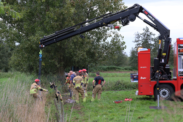 Brandweer redt met hijskraan uitgeput paard uit sloot aan het Westeinde Waalwijk