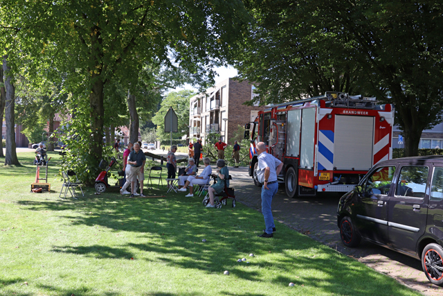 Kinderen en ouderen ontsnappen ternauwernood aan grote tak aan de Molenstraat Waalwijk
