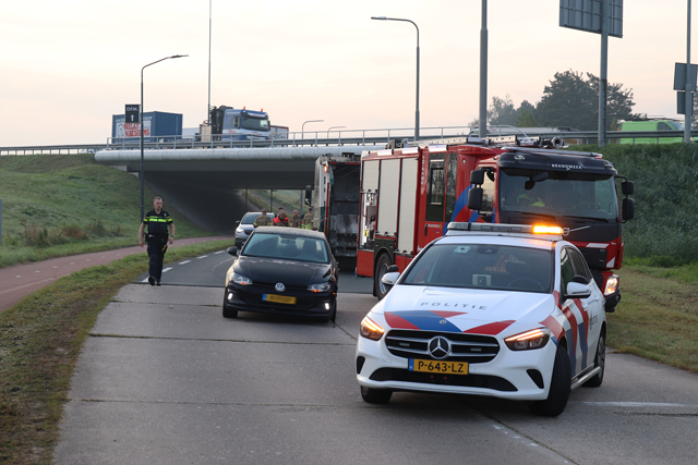 Vuilniswagen en auto botsen tegen elkaar aan de Hoogeindse Rondweg Waalwijk