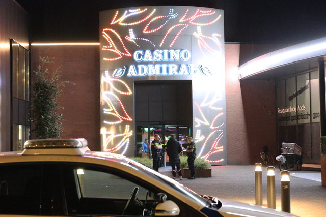 Twee personen worden casino uitgezet aan de Professor Asserweg Waalwijk