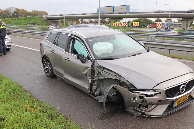 Veel schade door ongeval op de A59 (Maasroute) Waalwijk